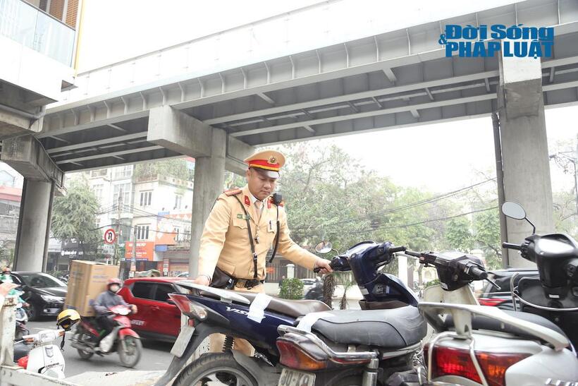 CSGT tiến hành niêm phong, tạm giữ phương tiện vi phạm theo quy định