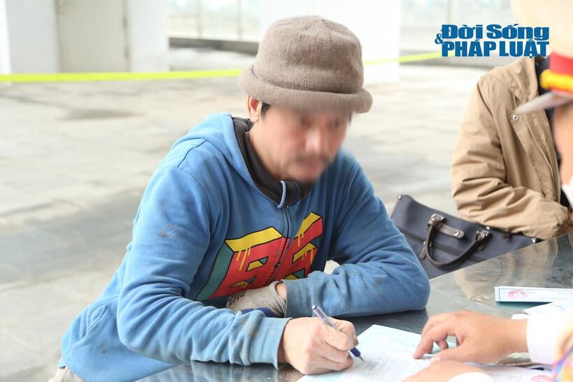 Nam tài xế thừa nhận buổi trưa có uống 1 cốc bia với đồng nghiệp và bảy tỏ hối hận về hành vi vi phạm của mình