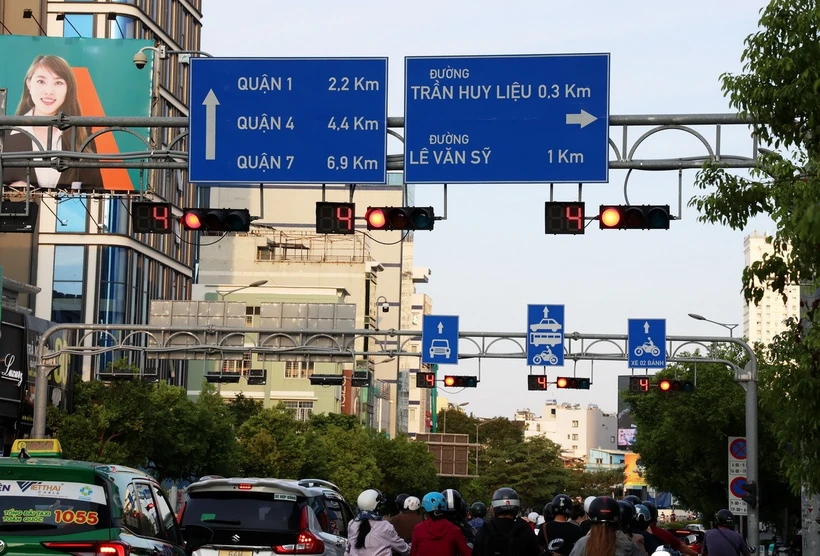 Đèn tín hiệu giao thông ở giao lộ Nguyễn Văn Trỗi-Trần Huy Liệu, quận Phú Nhuận, TP.HCM. Ảnh: TTXVN