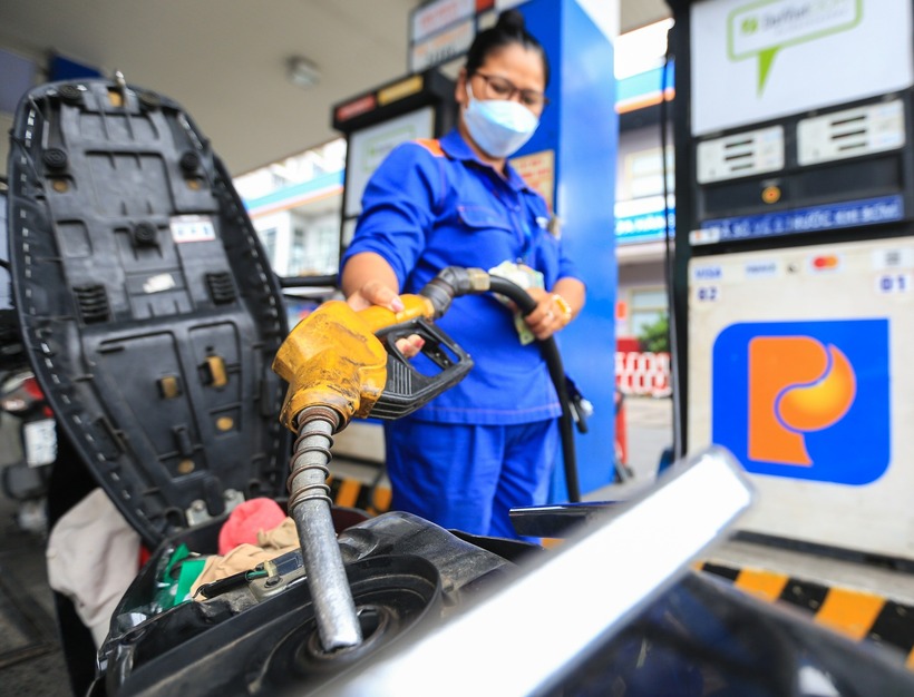 Giá xăng dầu hôm nay 20/2: Dầu thô "leo dốc", giá xăng dầu trong nước chiều nay tiếp tục tăng? (Ảnh: Thanh niên)