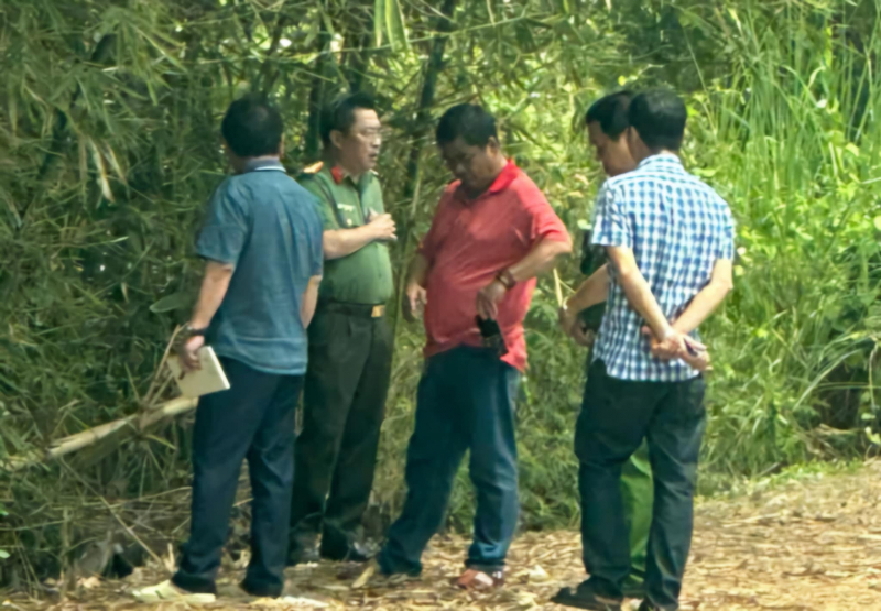 Đại tá Lâm Phước Nguyên, Giám đốc Công an tỉnh An Giang chỉ đạo trực tiếp tại hiện trường vụ án. Ảnh: Công an Nhân dân