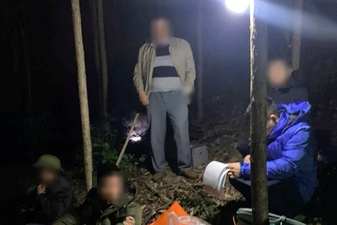 Tổ công tác Phòng Cảnh sát hình sự phối hợp với gia đình đối tượng và chính quyền địa phương khai quật tử thi để thu mẫu ADN. Ảnh: Lao Động