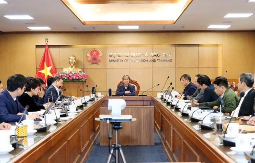Bộ trưởng Bộ GD&ĐT Nguyễn Kim Sơn chủ trì cuộc họp.