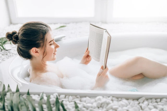 Đảm bảo uống đủ nước để bù lại lượng nước mất đi trong quá trình tắm và hoạt động hàng ngày.