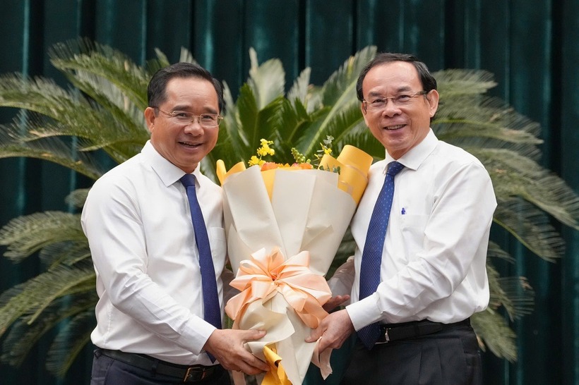 Tân Chủ tịch UBND TP.HCM Nguyễn Văn Được (bên trái) nhận hoa chúc mừng từ Bí thư Thành ủy TP.HCM Nguyễn Văn Nên. Ảnh: Dân Trí.