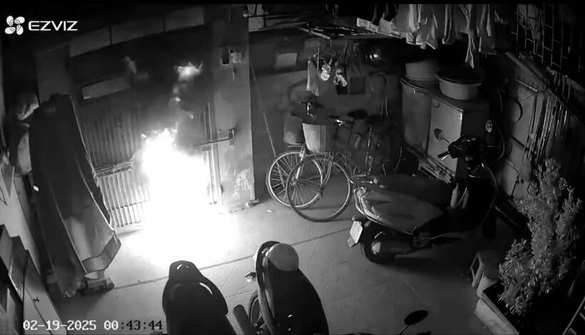Hình ảnh được camera ghi lại lúc 00h43 phút cổng nhà bà Tuất bị đối tượng lạ mặt phóng hỏa