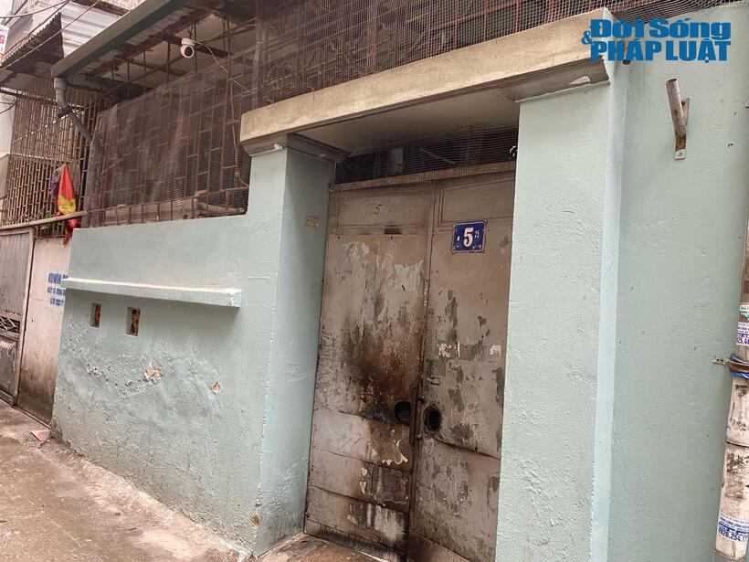 Hiện trường cổng nhà bà Tuất bị cháy đen sau đêm "kinh hoàng"