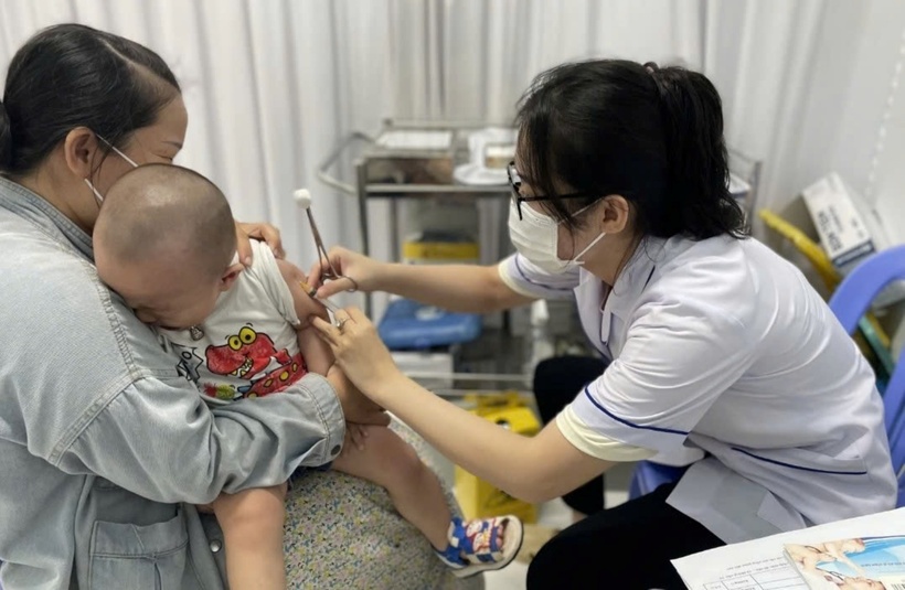 Vaccine hỗ trợ kiểm soát dịch bệnh, đồng thời giảm biến chứng nặng do sởi trên bệnh nhân. Ảnh minh họa.