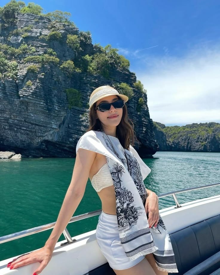 Diện bikini đi biển chưa chắc đã quyến rũ bằng việc kết hợp bikini với một chiếc quần soóc bò cực ngắn, khéo léo khoe một phần vòng ba gợi cảm. Kiểu quần ngắn cũn cỡn như vậy có thể không được lòng nhiều người khi mặc trên phố, nhưng lại là "trợ thủ đắc lực" trên bãi biển. Đây chính là cơ hội tuyệt vời để bạn tận dụng tối đa những chiếc quần soóc bò ngắn đến mức không thể ngắn hơn.