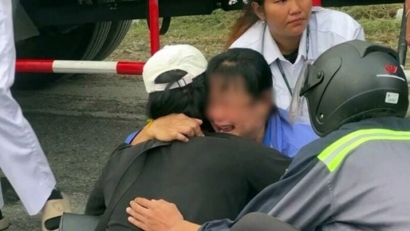 Người mẹ đau đớn khóc nghẹn. Ảnh: KhaoSod