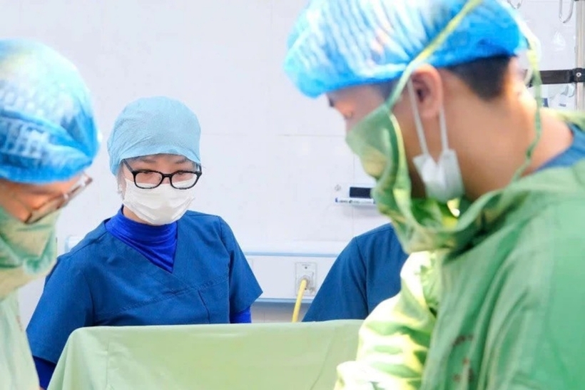 Cuộc chiến giành sự sống cho sản phụ kéo dài suốt 10 giờ. Ảnh: Nhân Dân