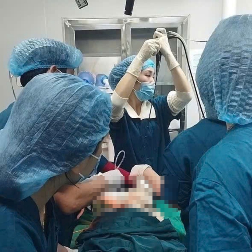 Các bác sĩ tiến hành nội soi lấy dị vật. Ảnh: Sức Khỏe & Đời Sống