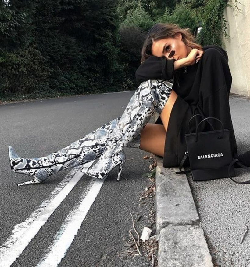 Những đôi boots cao đến đầu gối được thịnh hành trở lại và cực kì thu hút với họa tiết in da rắn cá tính.