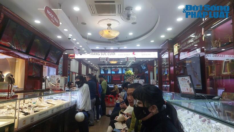Mỗi khách hàng được mua tối đa 2 chỉ vàng nhẫn trong ngày 20/2.