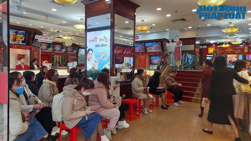 Rất nhiều khách hàng quyết định mua vàng để tích lũy lâu dài.