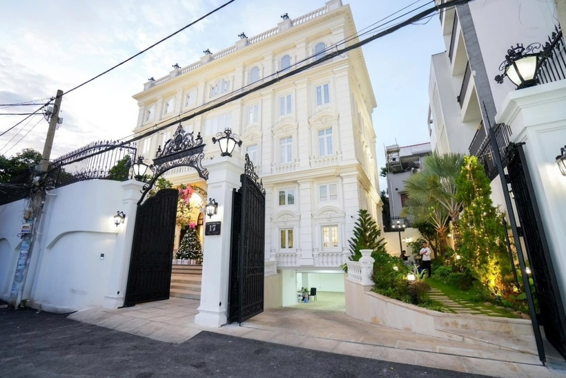 Có diện tích lên đến 600m2, biệt thự được đặt tên là Bình Phương (ghép theo tên thật của nghệ sĩ Vũ Luân và Phương Lê).