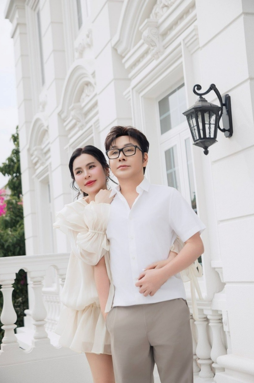 Theo chia sẻ của NSƯT Vũ Luân, cuộc sống của anh ổn định hơn sau khi kết hôn. Thời gian qua, cả hai cố gắng tạo không gian hạnh phúc riêng.