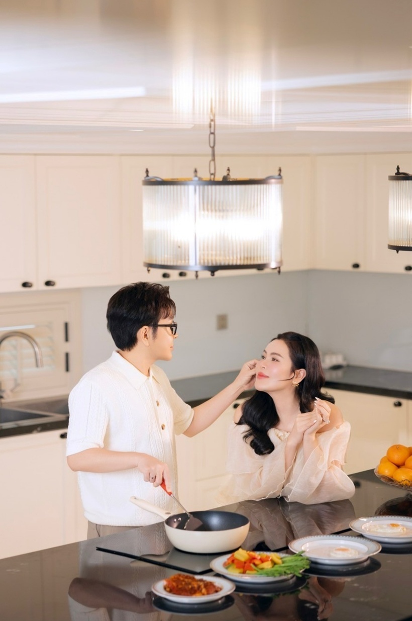 “Ở tuổi này, tôi cảm thấy mình may mắn khi tìm được người lo mảng kinh doanh và hiểu cho tôi về đam mê nghệ thuật. Khi sống chung, tôi cảm giác Phương cho mình một mái ấm gia đình rất lớn. Tôi thích con nít nên năm sau có tin vui nữa thì rất may mắn, viên mãn”, anh bộc bạch.