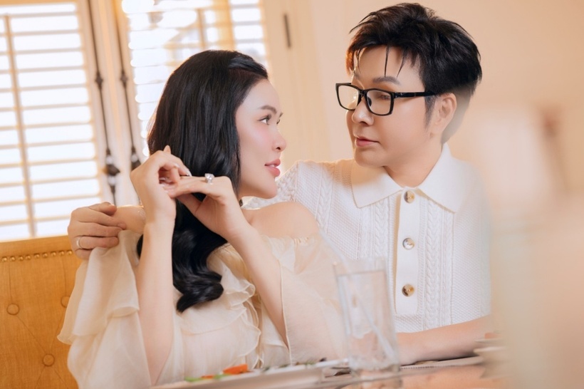 Trong khi đó, Hoa hậu Phương Lê cho hay, do đã có ba con gái với chồng trước nên ban đầu cô ngần ngại, không định sinh em bé nữa. Tuy nhiên, sau thời gian cân nhắc, được chồng động viên, thuyết phục, cô quyết định tiếp tục làm mẹ bỉm sữa, dù cận kề tuổi 50.