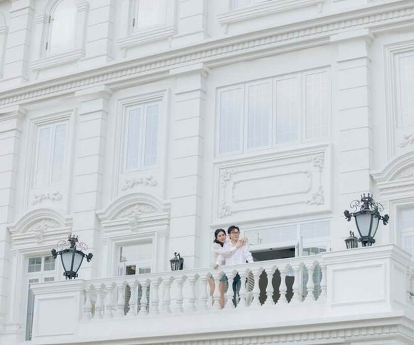 Biệt thự 5 tầng thiết kế theo phong cách tân cổ điển, với gam màu trắng chủ đạo. Cơ ngơi này nổi bật với những đường nét kiến trúc tinh xảo. Hệ thống cửa sổ lớp giúp tận dụng tối đa ánh sáng.