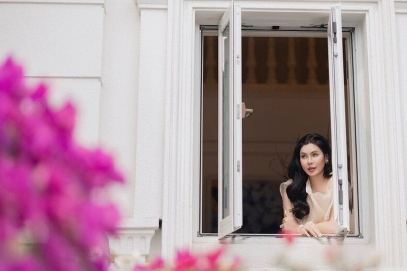 Bên trong biệt thự được thiết kế tỉ mỉ với những món đồ nội thất đắt tiền, mang đến một không gian sống đẳng cấp và sang trọng.