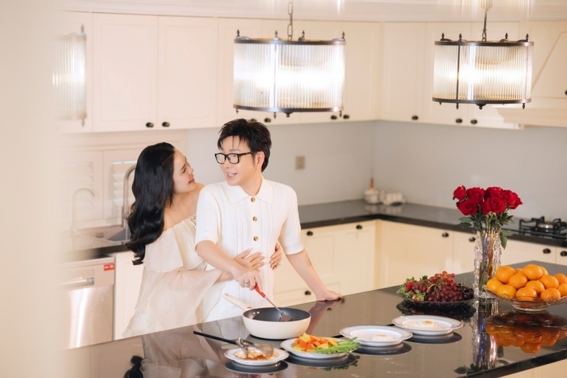 Căn bếp hiện đại, được thiết kế theo phong cách Châu Âu. Cặp đôi thường xuyên cùng vào bếp nấu nướng, hâm nóng tình cảm. Các dịp kỷ niệm, nghệ sĩ Vũ Luân thường vào bếp nấu những món vợ thích.