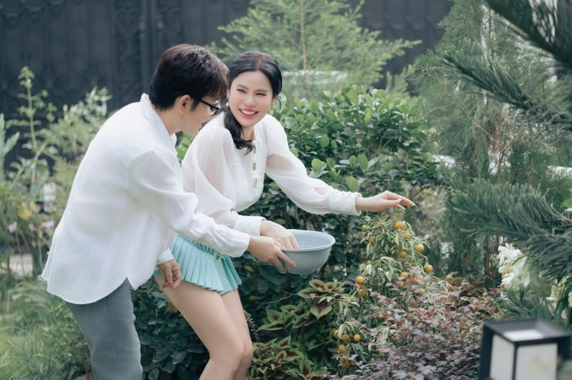 Phía ngoài biệt thự là khu vườn xanh mát.