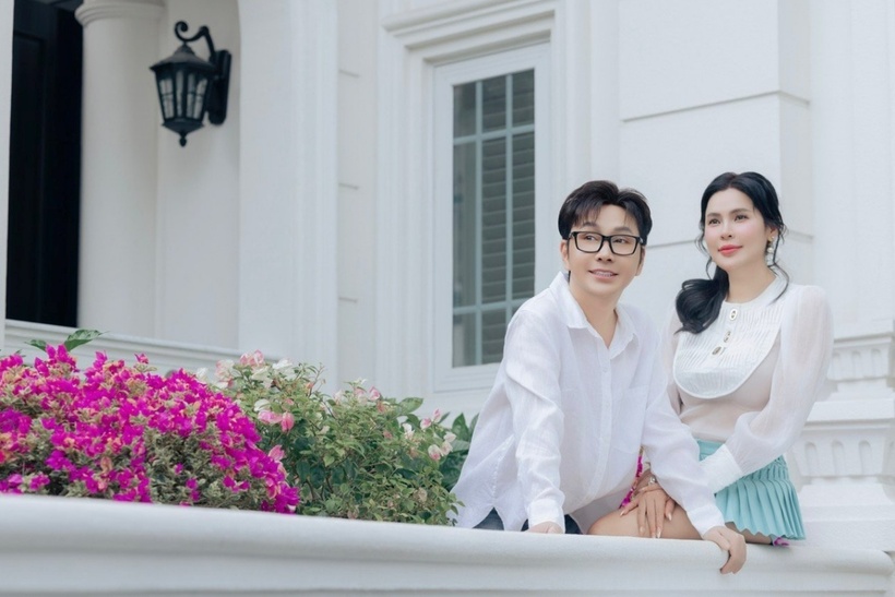 Biệt thự cũng có khu ban công rộng rãi, được trồng nhiều hoa tươi.