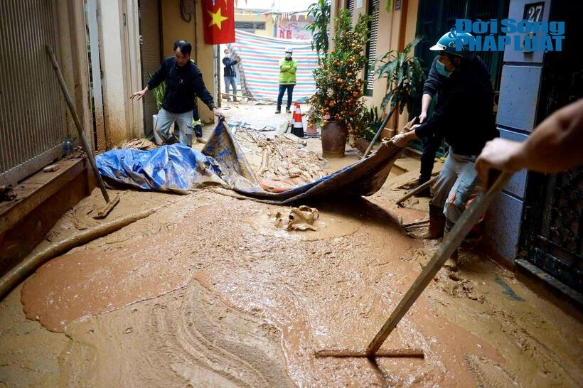 Phụ gia đào hầm bị phun lên mặt đất trong quá trình thi công tuyến hầm