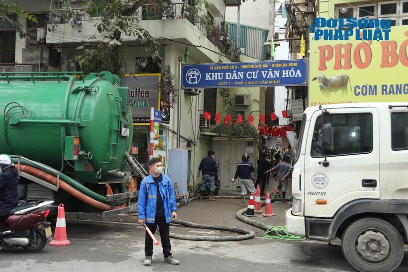 Hàng chục công nhân và các xe hút bùn tiếp tục được huy động để xử lý sự cố