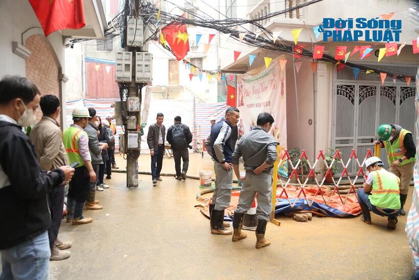 Bùn đất vẫn tiếp tục đùn lên từ dưới lòng đất theo một số lỗ nhỏ và cống thoát nước trong ngõ