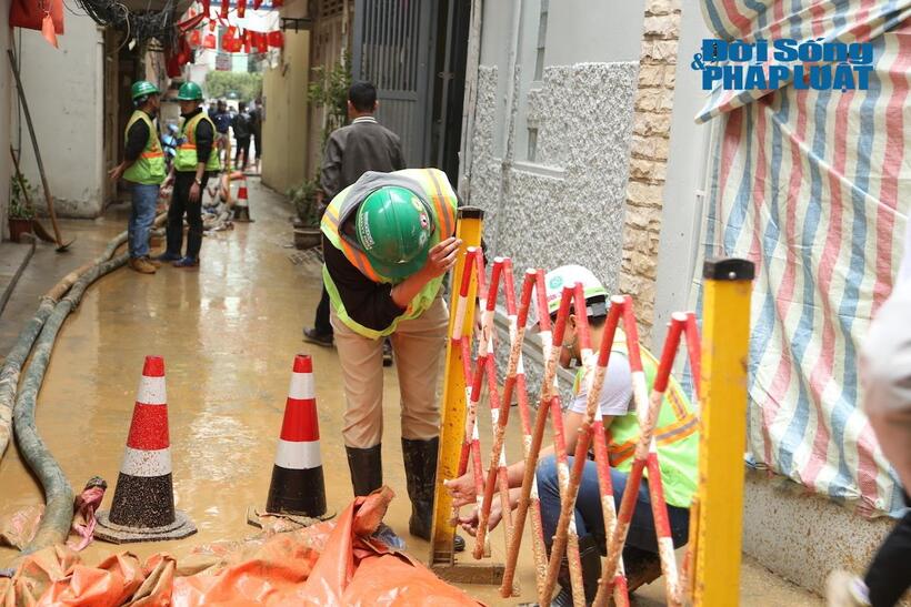 Công nhân luôn có mặt túc trực tại hiện trường để để theo sát diễn biến, có biện pháp ứng phó kịp thời