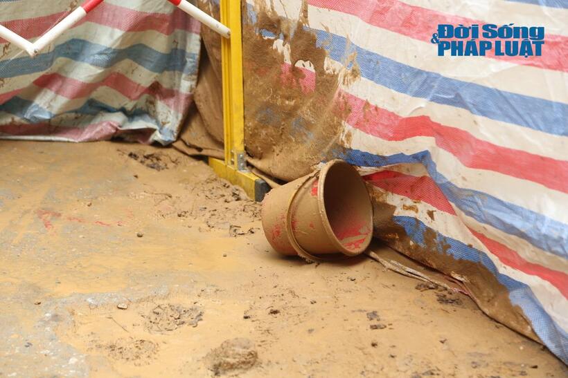 Nguyên nhân ban đầu được xác định do trong lòng đất tồn tại các công trình ngầm cũ như giếng nước hoặc cống thoát nước không còn sử dụng. Các kết cấu này tạo ra lỗ hổng, khiến phụ gia khoan theo đó trào lên bề mặt trong quá trình thi công.