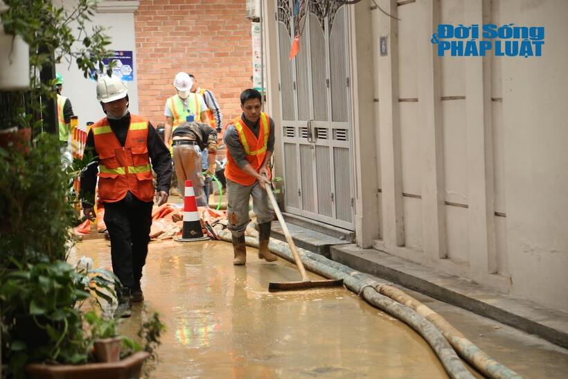 Sự cố này khiến nhiều hộ dân trong ngõ 7, phố Giang Văn Minh bị ảnh hưởng, gây bất tiện đi lại