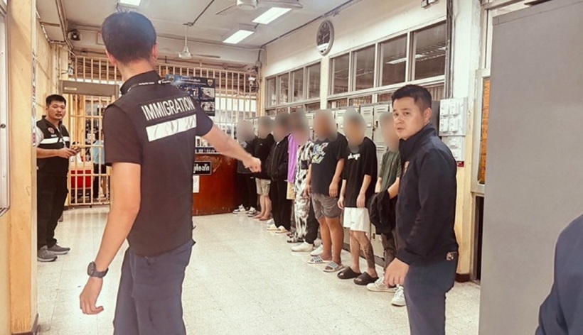 Cảnh sát áp giải 10 nghi phạm Trung Quốc về Trung tâm Giam giữ người nhập cư ngày 14/2, để chuẩn bị bàn giao cho giới chức Trung Quốc. Ảnh: Khaosod