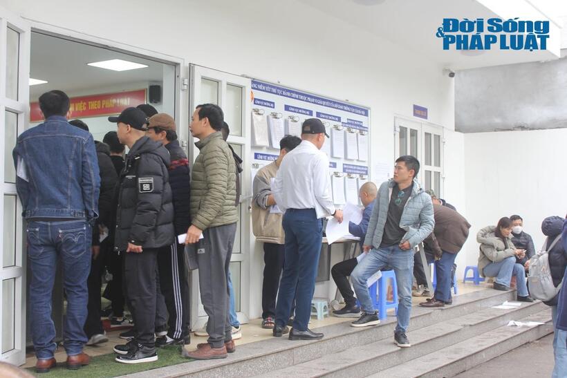 Ghi nhận tại điểm đổi bằng lái xe của Sở GTVT Hà Nội (số 2 Phùng Hưng, Hà Đông, Hà Nội), dù chưa đến giờ làm việc nhưng đã có đông người dân tập trung để xếp hàng lấy số thứ tự làm hồ sơ cấp đổi GPLX