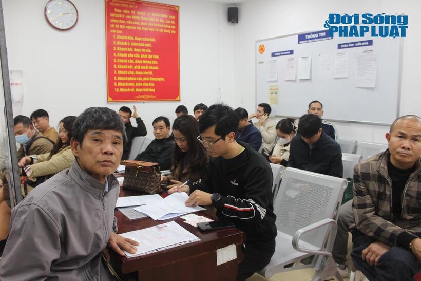 Nhiều người tỏ ra mệt mỏi do phải vạ vật ngồi chờ