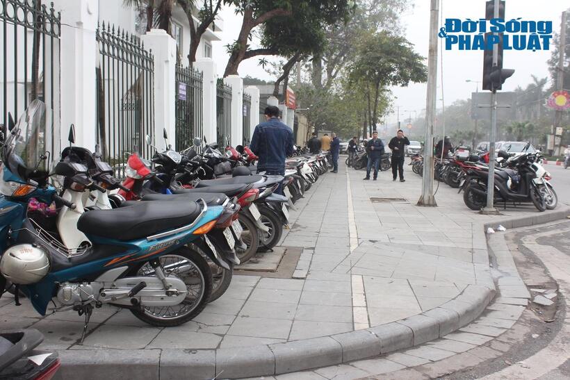 Không ít người dân ngậm ngùi ra về vì được hẹn sang buổi làm việc ngày hôm sau