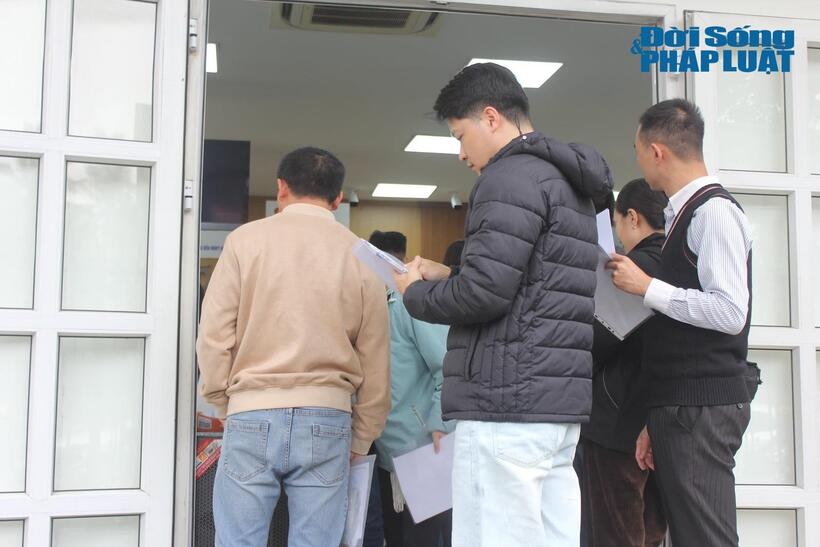 Ai cũng đến sớm với với hy vọng được xử lý hồ sơ trong ngày