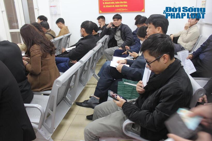 Chỉ sau thời gian ngắn mở cửa làm việc, số thứ tự đăng ký đổi GPLX đã hết, nhiều người ngậm ngùi quay về