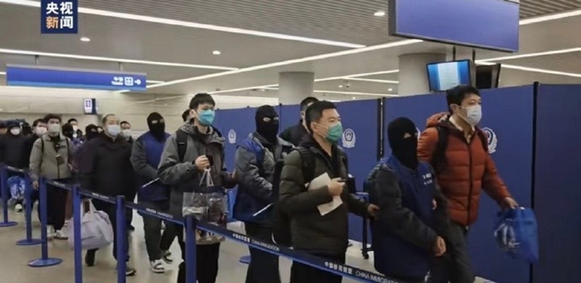 Băng nhóm bắt cóc, lừa đảo bị dẫn độ về Trung Quốc. Ảnh cắt từ video/ CCTV