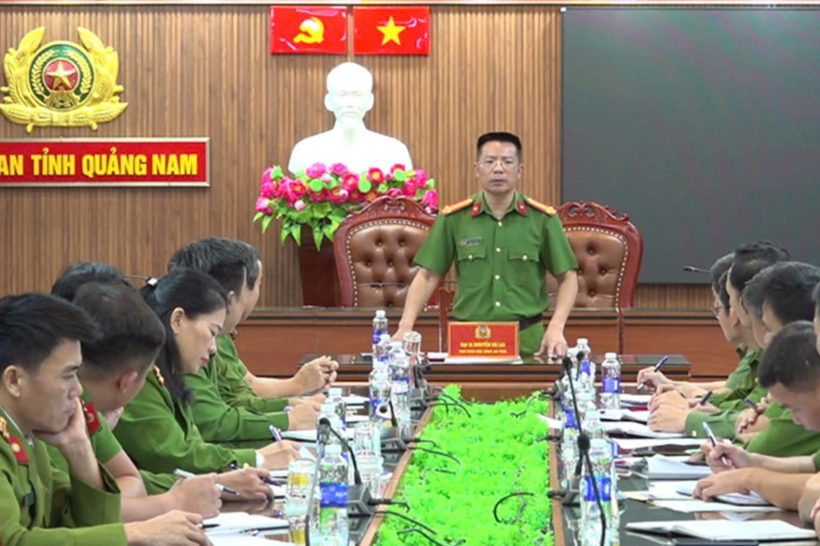 Đại tá Nguyễn Hà Lai, Phó Giám đốc, Thủ trưởng Cơ quan cảnh sát điều tra Công an tỉnh Quảng Nam họp, chỉ đạo ban chuyên án. Ảnh: Dân Trí
