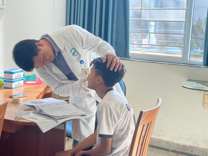 Các bác sĩ tại Bệnh viện Đại học Y dược-Hoàng Anh Gia Lai thăm khám cho em H. Ảnh: Báo Gia Lai
