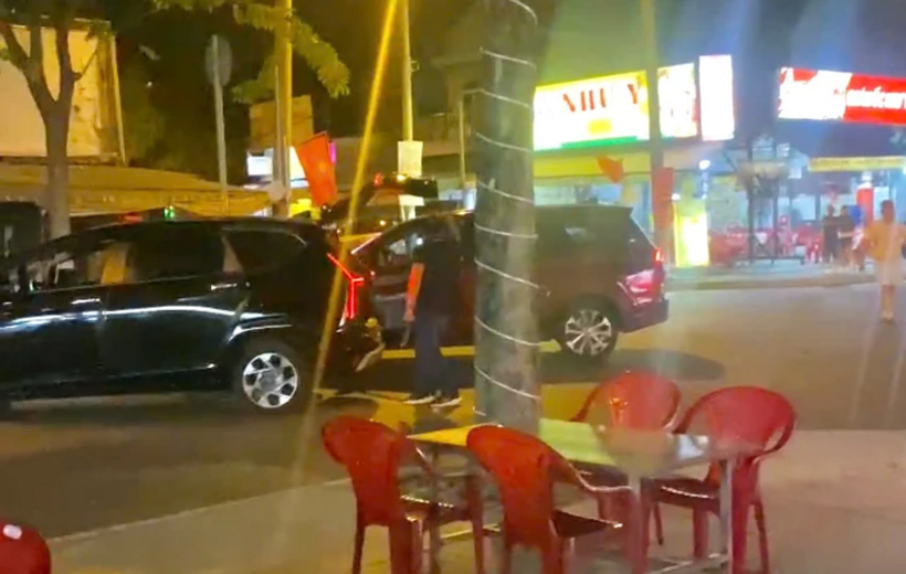 Sau một hồi thách thức, chửi bới nhau, cả hai cất hung khí, lên xe rời đi. Ảnh: Pháp luật TP.HCM