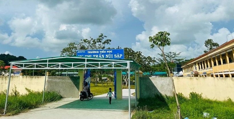 Trường Tiểu học B thị trấn Núi Sập. Ảnh: Tuổi trẻ Online