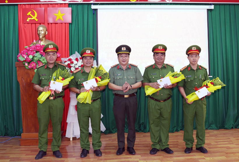 Đại tá Lâm Phước Nguyên - Giám đốc Công an tỉnh An Giang (thứ 3 trái sang) - thừa ủy quyền Chủ tịch UBND tỉnh An Giang trao thưởng nóng cho 4 tập thể có thành tích xuất sắc trong việc điều tra vụ án “Giết người, cướp tài sản“. Ảnh: Công an tỉnh An Giang