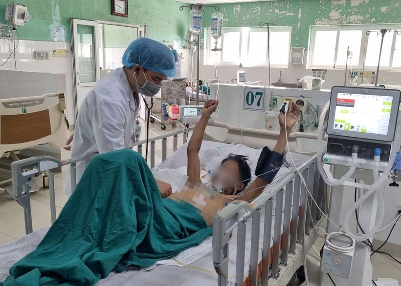 Một trong 2 bệnh nhân bị ngộ độc Botulinum đang được bác sĩ điều trị phục hồi. Ảnh: VOV