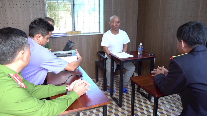 Cơ quan chức năng làm việc với đối tượng Trần Bảo Uyên. (Ảnh: Công an tỉnh Quảng Nam)