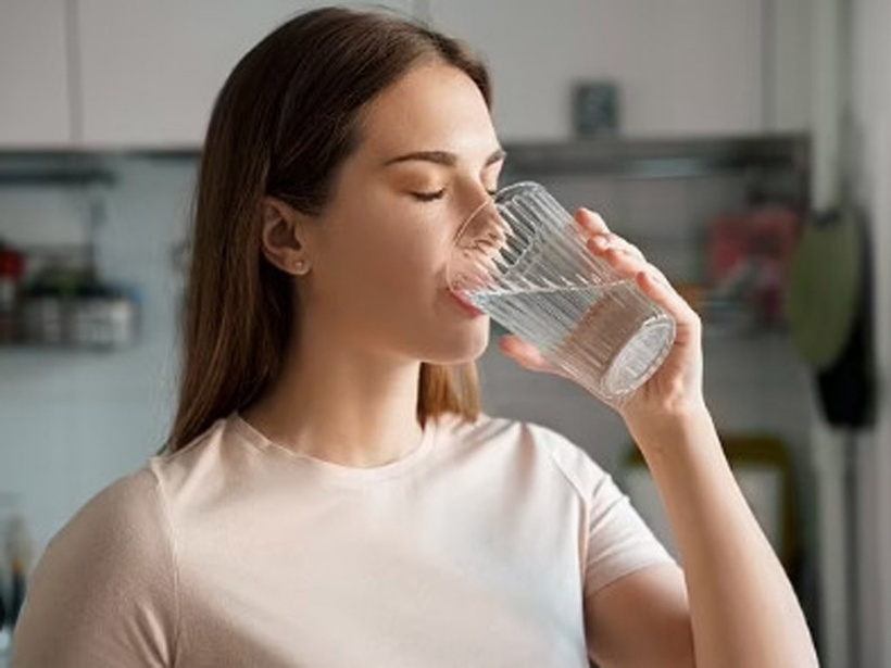 Mỗi người nên bổ sung đủ 2-3 lít nước mỗi ngày, trong đó trước khi đi ngủ 30 phút đến 60 phút nên uống 150-200 ml, sau khi ngủ dậy bạn cũng nên uống một cốc nước ấm. Ảnh minh hoạ.