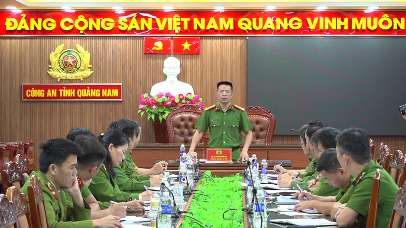 Đại tá Nguyễn Hà Lai, Phó Giám đốc, Thủ trưởng Cơ quan cảnh sát điều tra Công an tỉnh họp, chỉ đạo Ban chuyên án. (Ảnh: Công an tỉnh Quảng Nam)